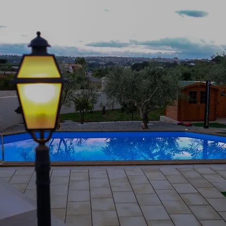Villa Tenuta Con Due Abitazioni Indipendenti